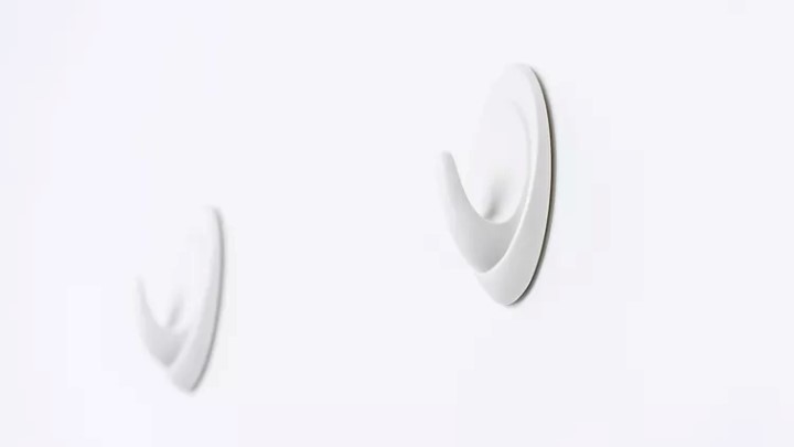 نصب پرده بدون چوب پرده و با قلاب‌های چسبی