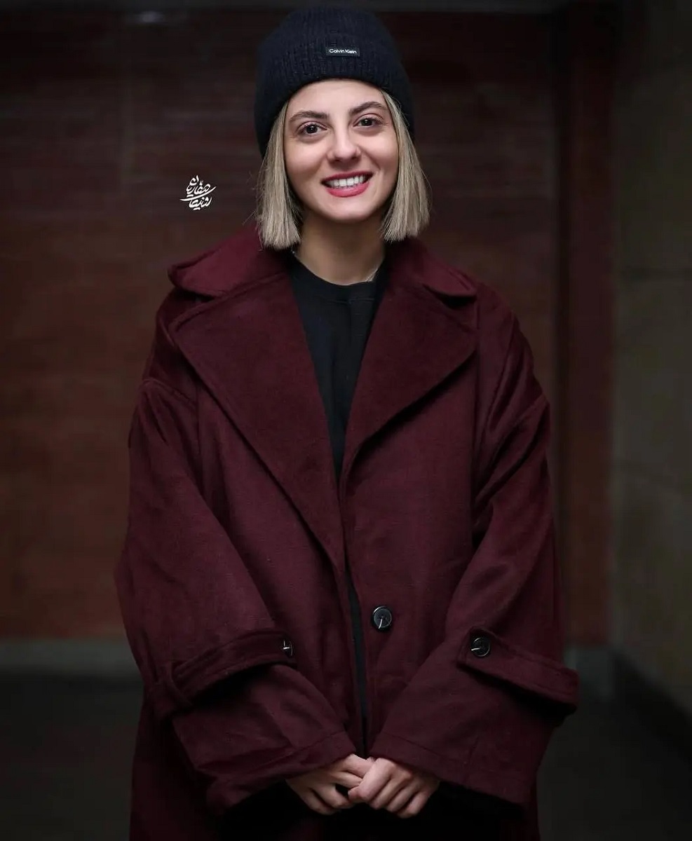 مهسا طهماسبی در پشت صحنه نمایش باران اسیدی 2