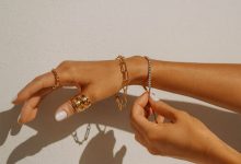 چطور دستبند طلا را با رنگ پوست و لباس خود ست کنیم؟