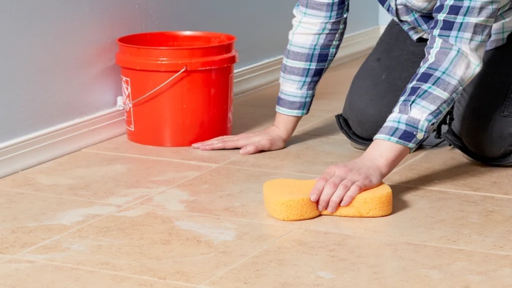 مخلوطی از آب گرم و ماده شوینده ملایم؛ ترکیب‌های خانگی سالم برای درخشش سرامیک