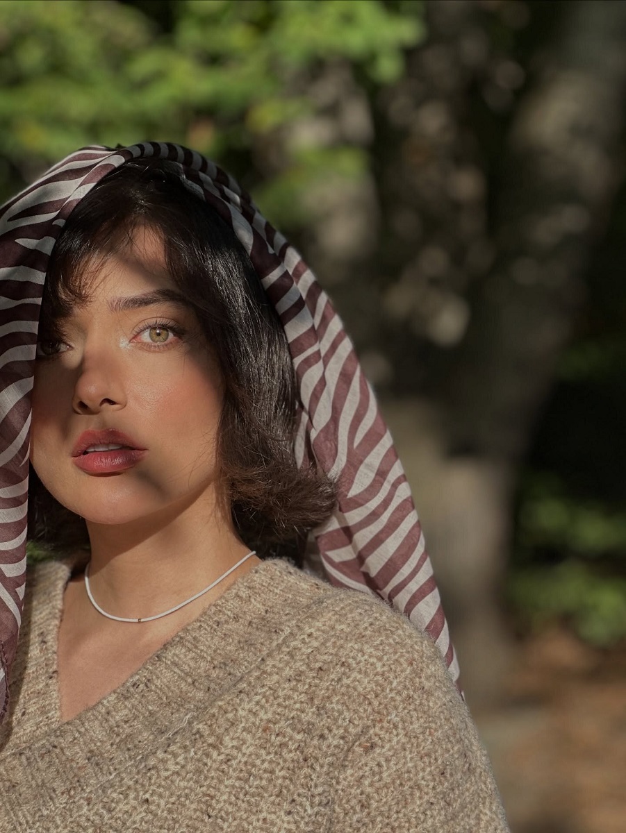 استایل پاییزی نورا محقق با پلیور 1