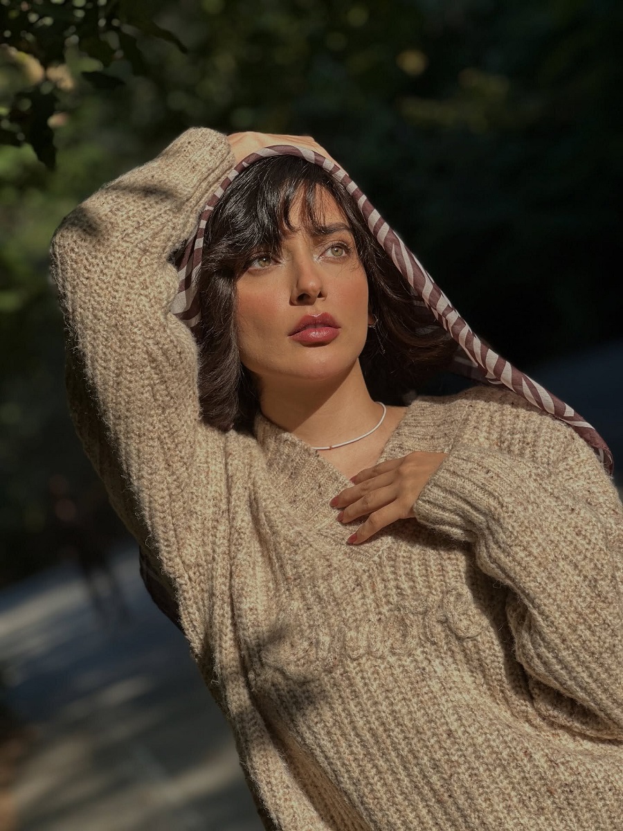 استایل پاییزی نورا محقق با پلیور 2