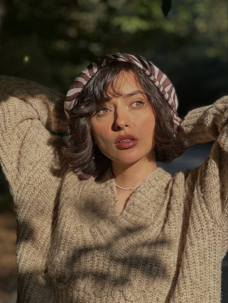 استایل پاییزی نورا محقق با پلیور 4