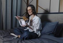 عوارض پرخوری قبل از خواب برای سلامت-1