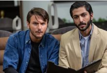 کیسان دیباج و دارا حیایی در پشت صحنه نمایش باستی‌هیلز