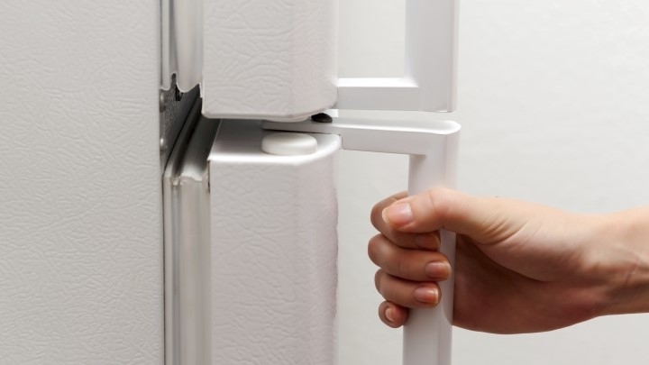 راهکارهای جلوگیری از باز ماندن ناخواسته درب یخچال