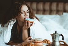 عوارض خوردن شیرینی قبل از خواب