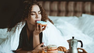 عوارض خوردن شیرینی قبل از خواب