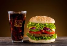 عوارض خوردن همزمان همبرگر و نوشابه